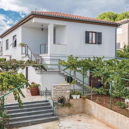 1 Bedroom Cozy Apartment In Pula Buitenkant foto