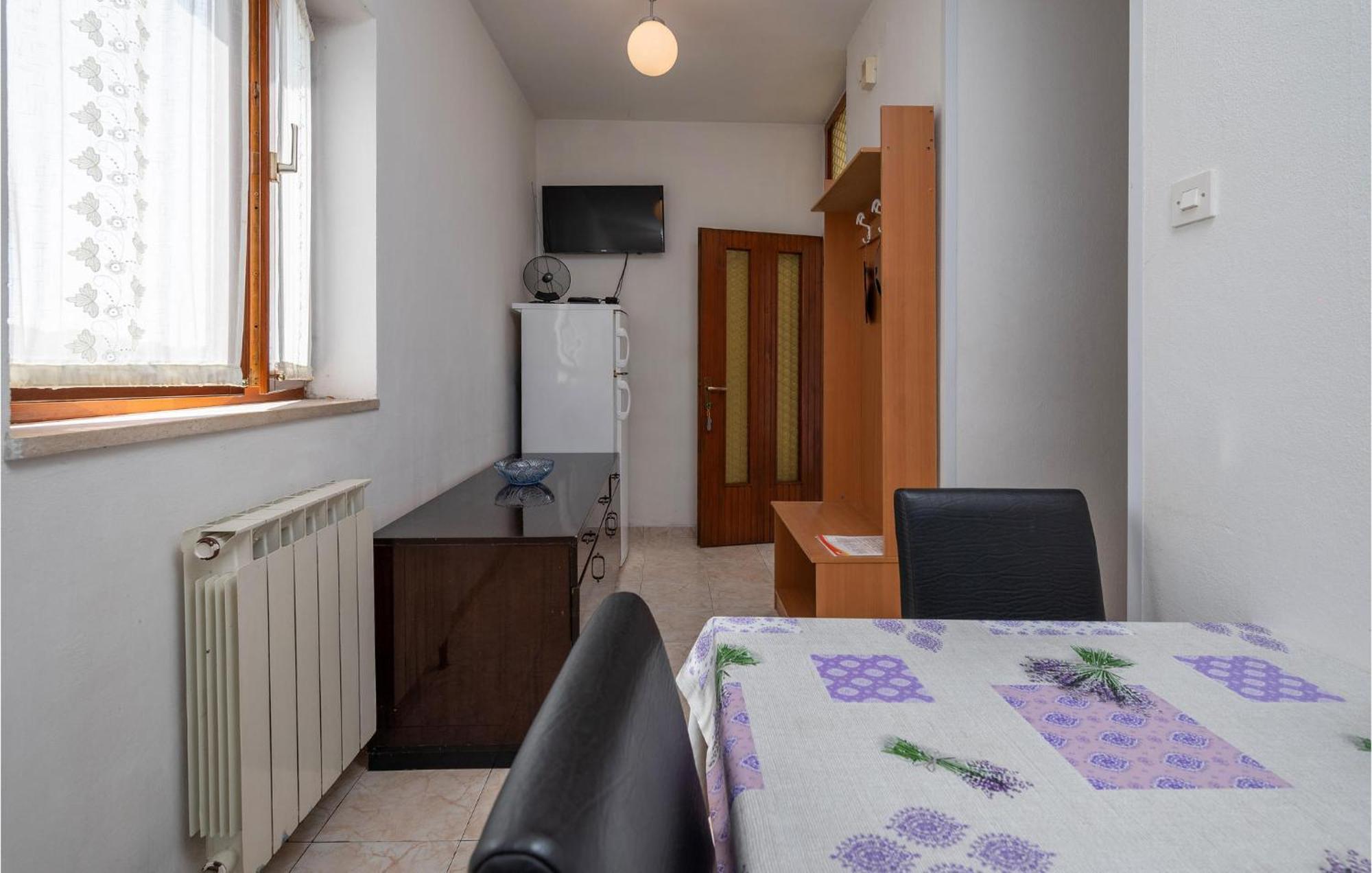 1 Bedroom Cozy Apartment In Pula Buitenkant foto