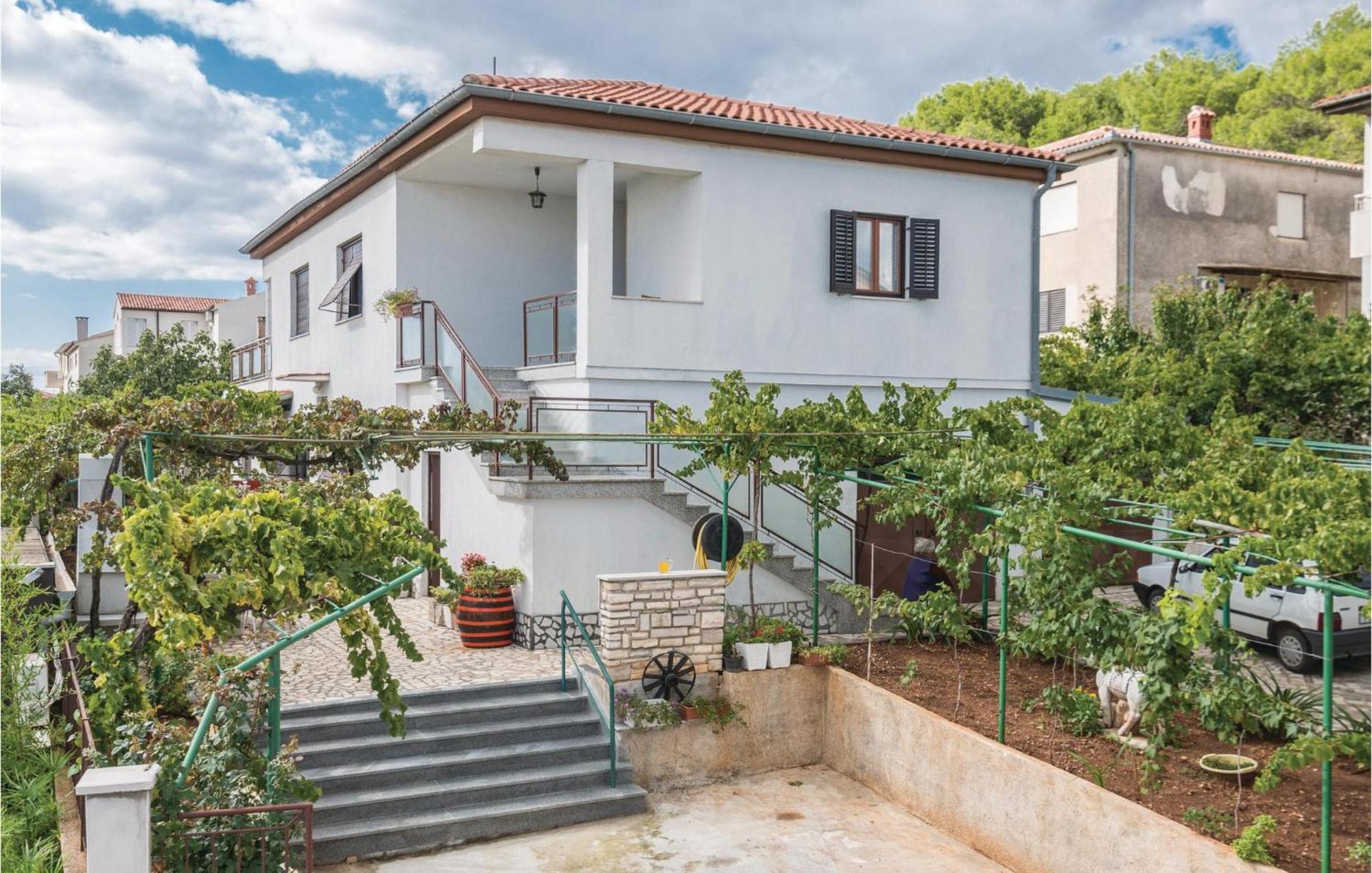 1 Bedroom Cozy Apartment In Pula Buitenkant foto