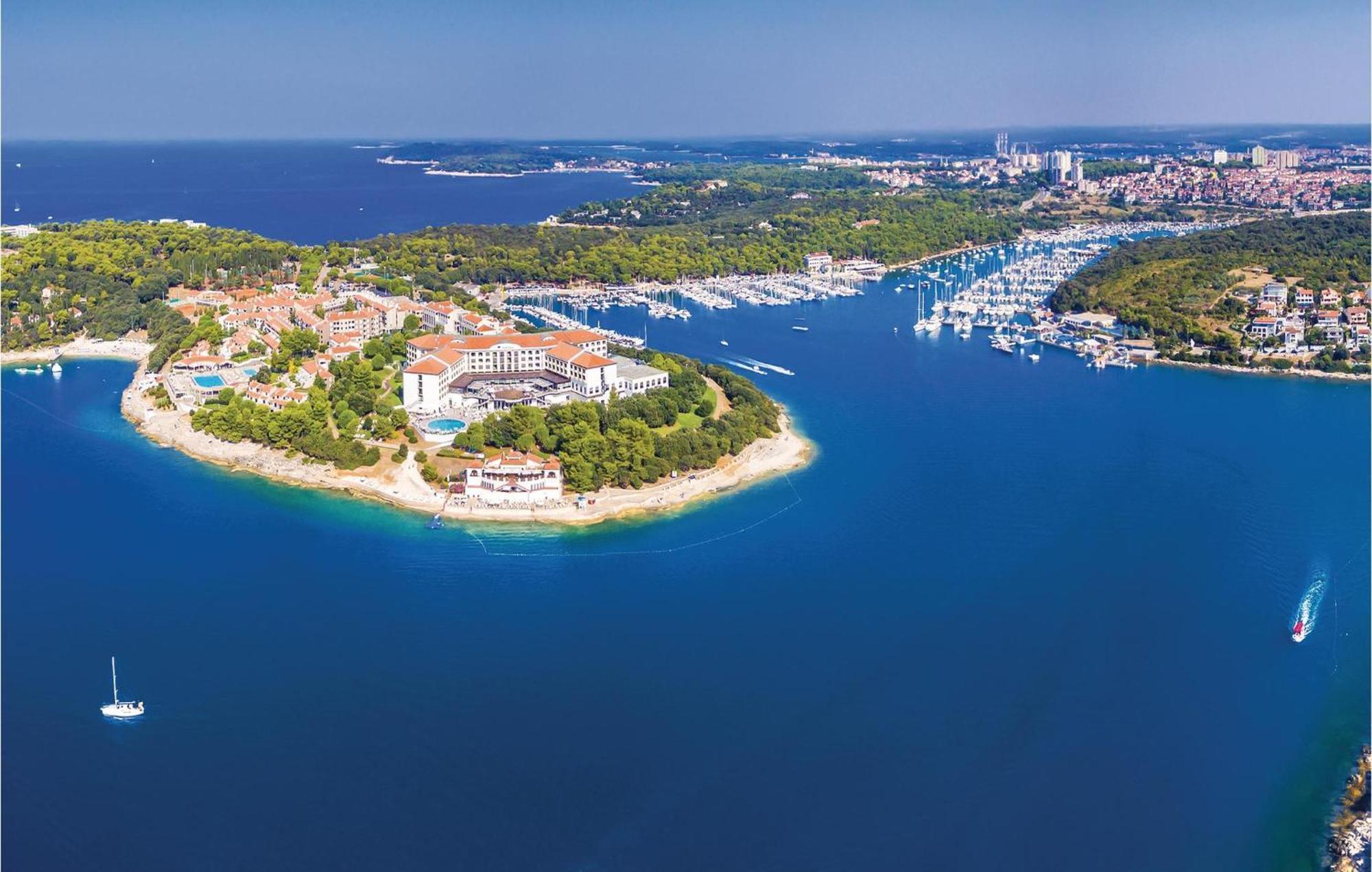 1 Bedroom Cozy Apartment In Pula Buitenkant foto