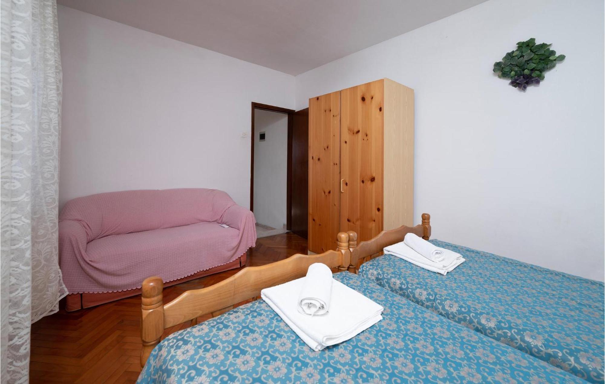 1 Bedroom Cozy Apartment In Pula Buitenkant foto