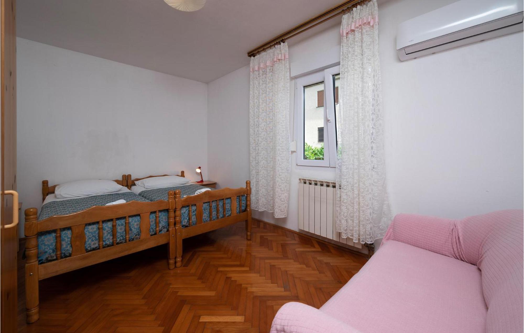 1 Bedroom Cozy Apartment In Pula Buitenkant foto